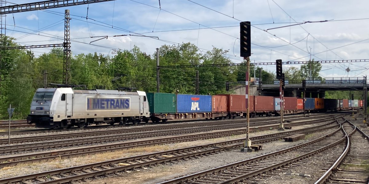 SaxonIVK's tweet photo. I also went to the RegioJet "depot" at Prague-Malešice and saw some shunting, a RegioJet coach in its original DB livery and a Metrans train :)
#RegioJet #Metrans #Trains https://t.co/rrdAef5F6l