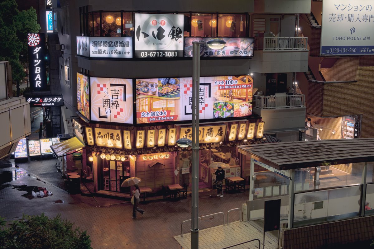 東京都港区のJR品川駅の港南口側をフラフラと。

仕事終わりの夜、そとは雨。
これは撮るしかない！とお散歩スナップ。
駅前の繁華街は仕事帰りらしき傘をさした人達が沢山でよいね。

Fujifilm X-E3
Fujifilm XF18-55mmF2.8-4 R LM OIS

#streetphotography 
#PhotoWalk 
#写真好きな人と繫がりたい