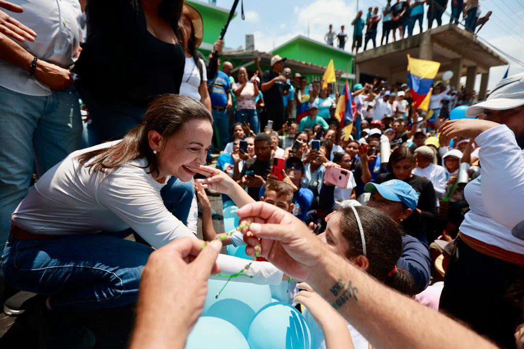 MariaCorinaYA's tweet photo. Vamos camino a nuestro encuentro en Coro y nos paramos a saludar a la gente que salió a recibirnos en Tucacas, Yaracal y Mirimire… 
Miren el gentío!!!

La verdad es que el amor que recibimos en cada calle y pueblo, es indescriptible. Esto es lo que nos mueve y lo que nos asegura que el 28 de julio vamos a ganar. 

Gracias, mi gente de #Falcón.