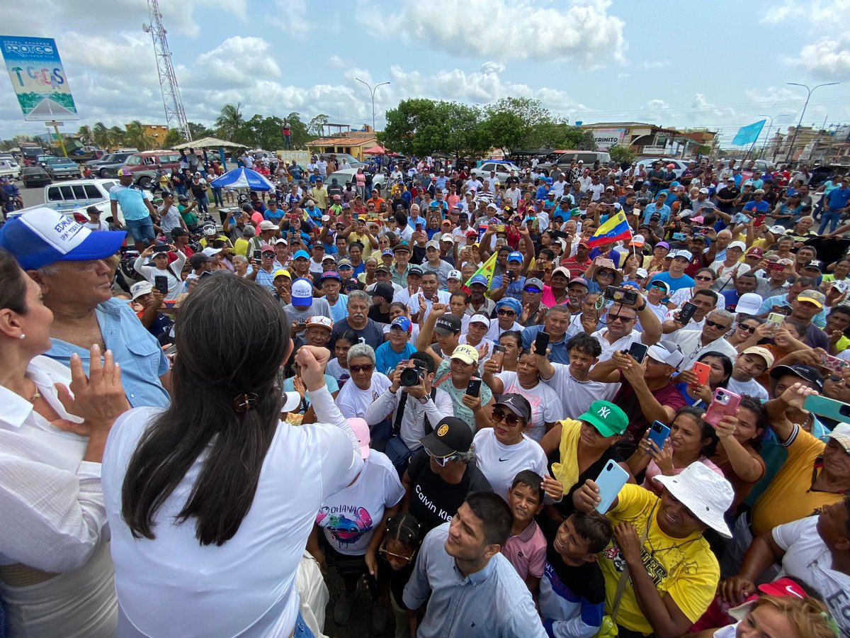 MariaCorinaYA's tweet photo. Vamos camino a nuestro encuentro en Coro y nos paramos a saludar a la gente que salió a recibirnos en Tucacas, Yaracal y Mirimire… 
Miren el gentío!!!

La verdad es que el amor que recibimos en cada calle y pueblo, es indescriptible. Esto es lo que nos mueve y lo que nos asegura que el 28 de julio vamos a ganar. 

Gracias, mi gente de #Falcón.
