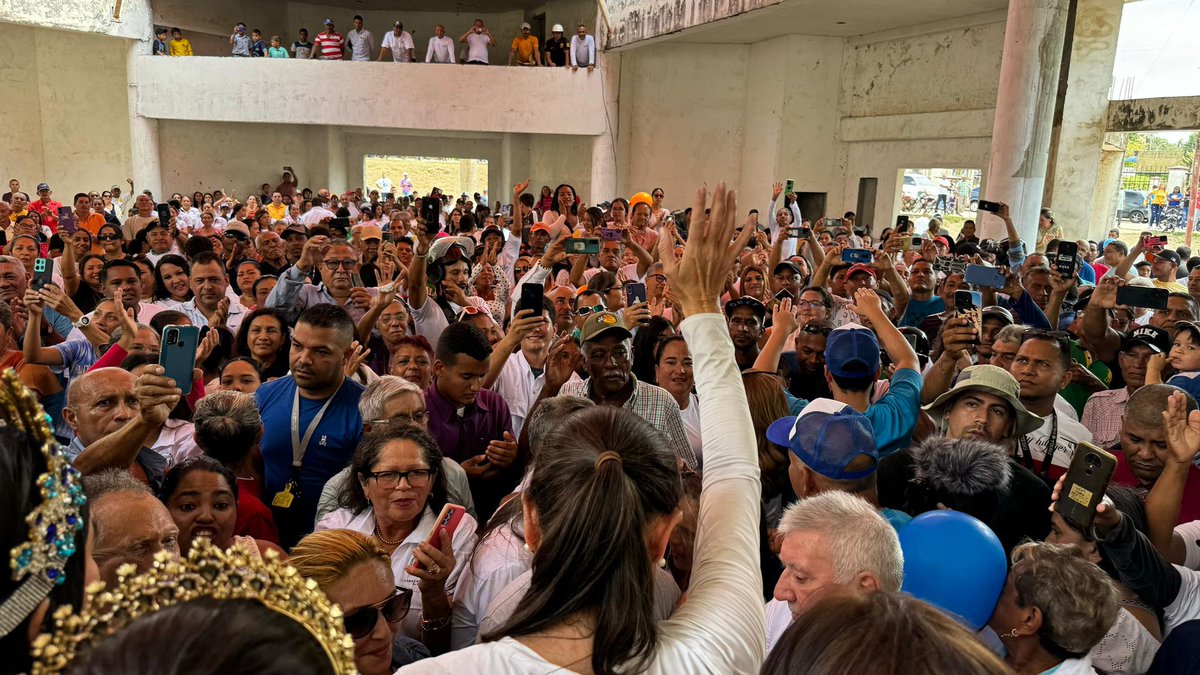 MariaCorinaYA's tweet photo. Vamos camino a nuestro encuentro en Coro y nos paramos a saludar a la gente que salió a recibirnos en Tucacas, Yaracal y Mirimire… 
Miren el gentío!!!

La verdad es que el amor que recibimos en cada calle y pueblo, es indescriptible. Esto es lo que nos mueve y lo que nos asegura que el 28 de julio vamos a ganar. 

Gracias, mi gente de #Falcón.