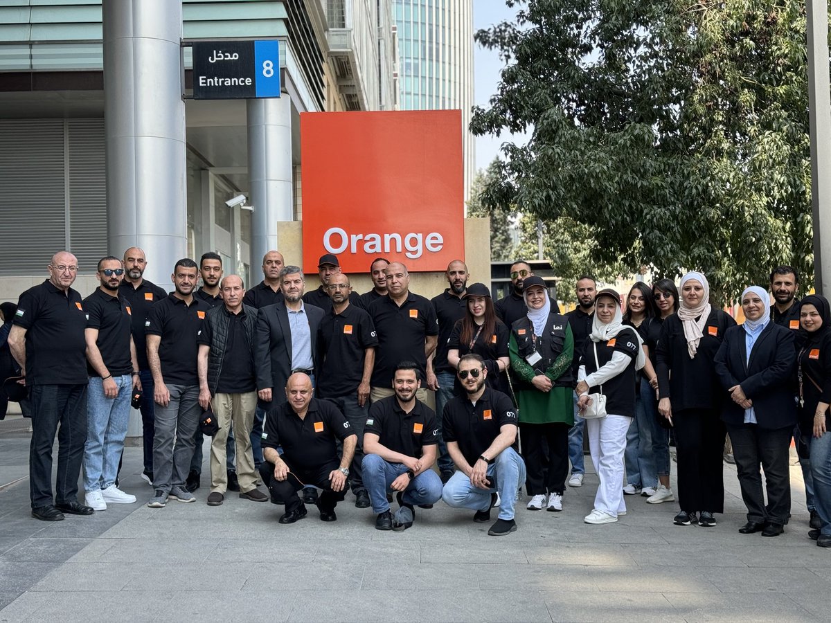 orangeJo's tweet photo. بمناسبة يوم العمال العالمي، نظمت أورنج الأردن نشاطاً تطوعيا للاحتفاء بعمال الوطن في ساحة أمانة عمان الكبرى في منطقة راس العين بمشاركة 50 موظفاً. 
وحرصت أورنج على تنظيم هذه الفعالية مع عمال الوطن بالنظر إلى إسهامهم في تعزيز المسيرة الوطنية. 
#دايماً_معاك https://t.co/zDRdg1qASU