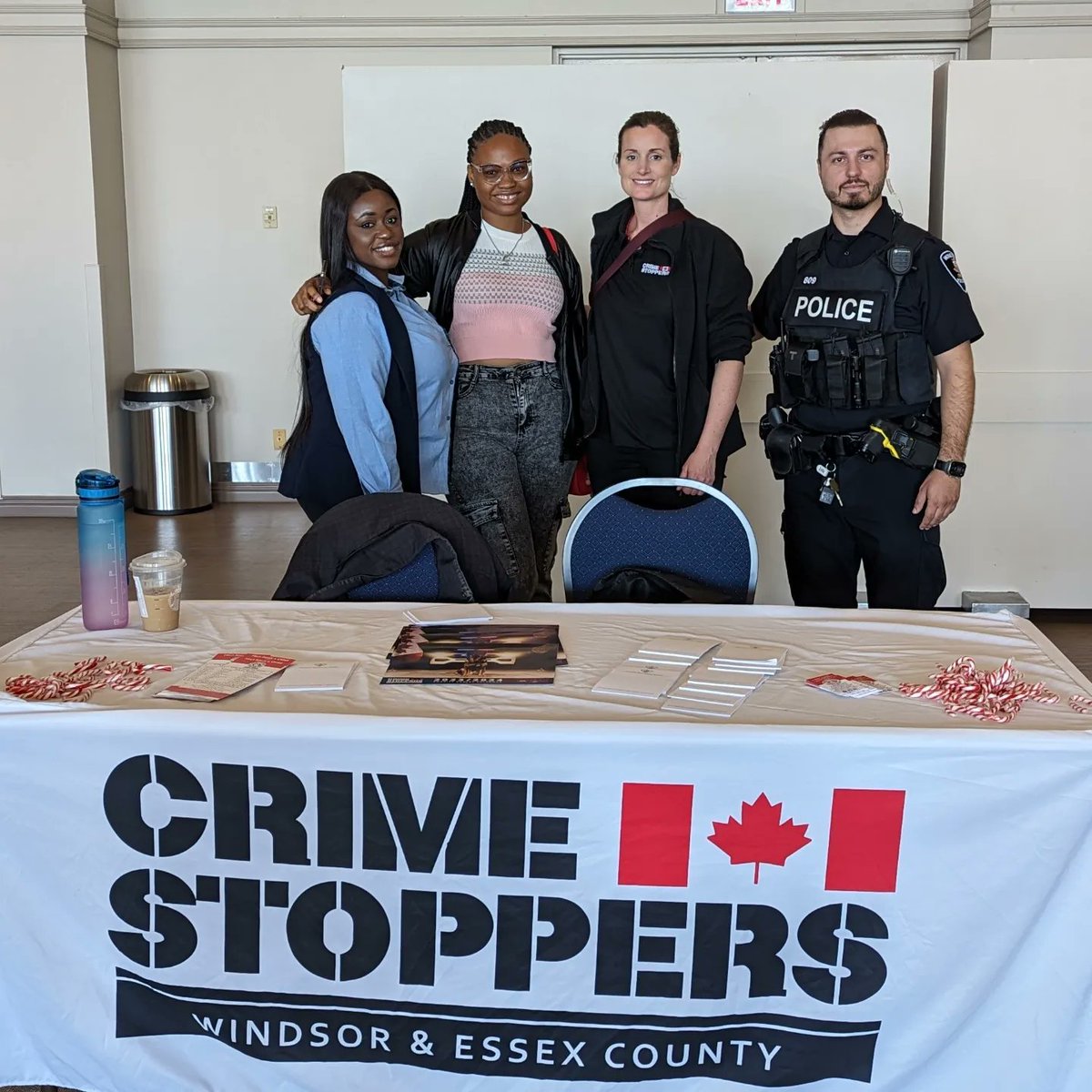 Windsor & Essex County Crime Stoppers at today's student orientation, educating students on the program and the volunteer opportunities! Windsor Police Service in attendance as well. It's always great meeting new students at St. Clair College! Thanks for having us! 👮🏼‍♂️👮🏽‍♀️