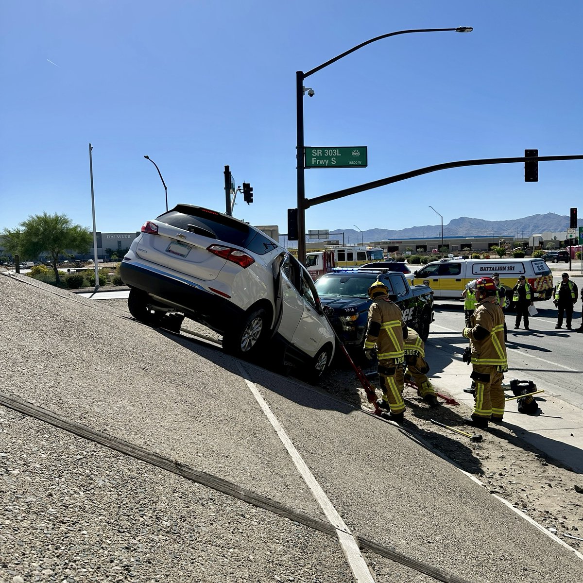 Thanks for the assist @Goodyearpolice!
Yesterday, #GoodyearFire was dispatched to a vehicle crash involving two cars. L184 did a great job with a difficult extrication. One patient was transported to the hospital with minor injuries.   
Please, #DriveSafe

#CityofGoodyear