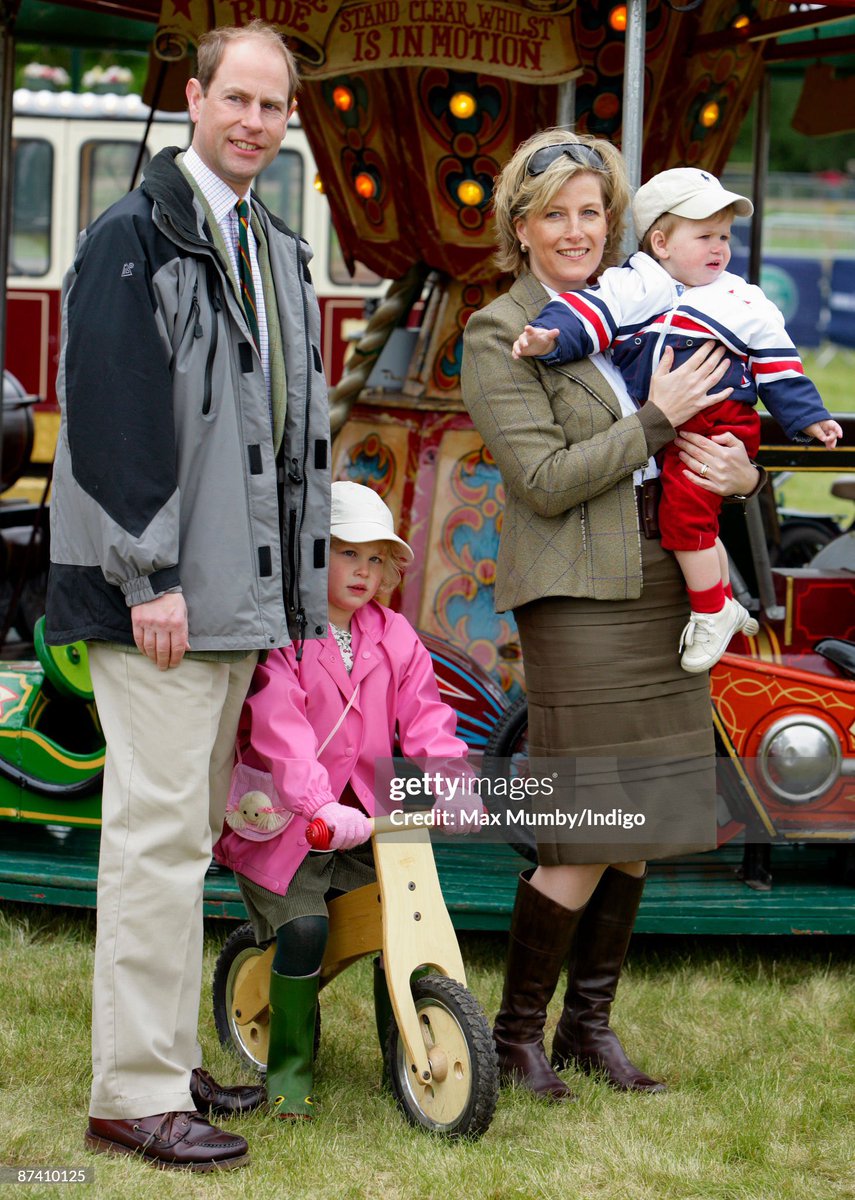 @Remisagoodboy Perfect for the event! Love, love, love it! But I must say, that jacket really stood the test of time 😉 she’s been wearing it since her children were very small… 

📸MaxMumby /Royal Windsor Horse Show 2009 #DukeandDuchessofEdinburgh #TheEdinburghs