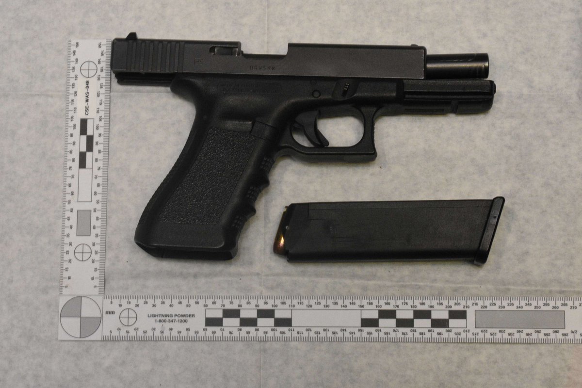 Officers from the City of London Police were deployed and they found a Glock pistol with ammunition in the bag. mynewsdesk.com/uk/metpoliceuk… #ExcellentPoliceWork