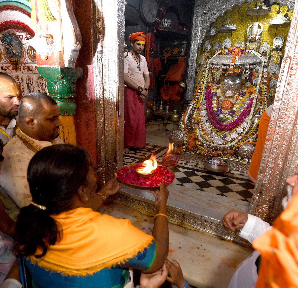 Hon’ble @rashtrapatibhvn Smt Draupadi Murmu had Darshan of Bhagwan Sri RamLalla at Ayodhya today along with her family members . She also performed Aarti . Hon’ble @rashtrapatibhvn also had Darshan at Hanuman Garhi temple , performed Saryu Pooja .