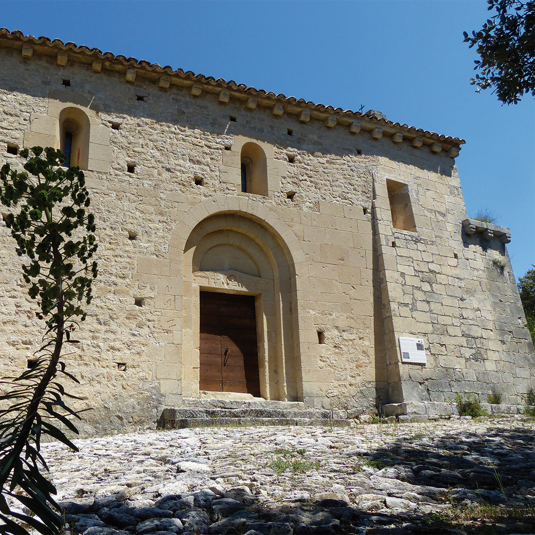 Mardi 2 mai à Carpentras, conférence de Dominique Tissot, d’après son livre « Itinéraires d’Ugo, tailleur de pierre roman en Provence ». Grâce à la signature caractéristique d’Ugo, Dominique Tissot l’a suivi de Saint-Restitut à Apt, et ici, à Beaumont-du-Ventoux,