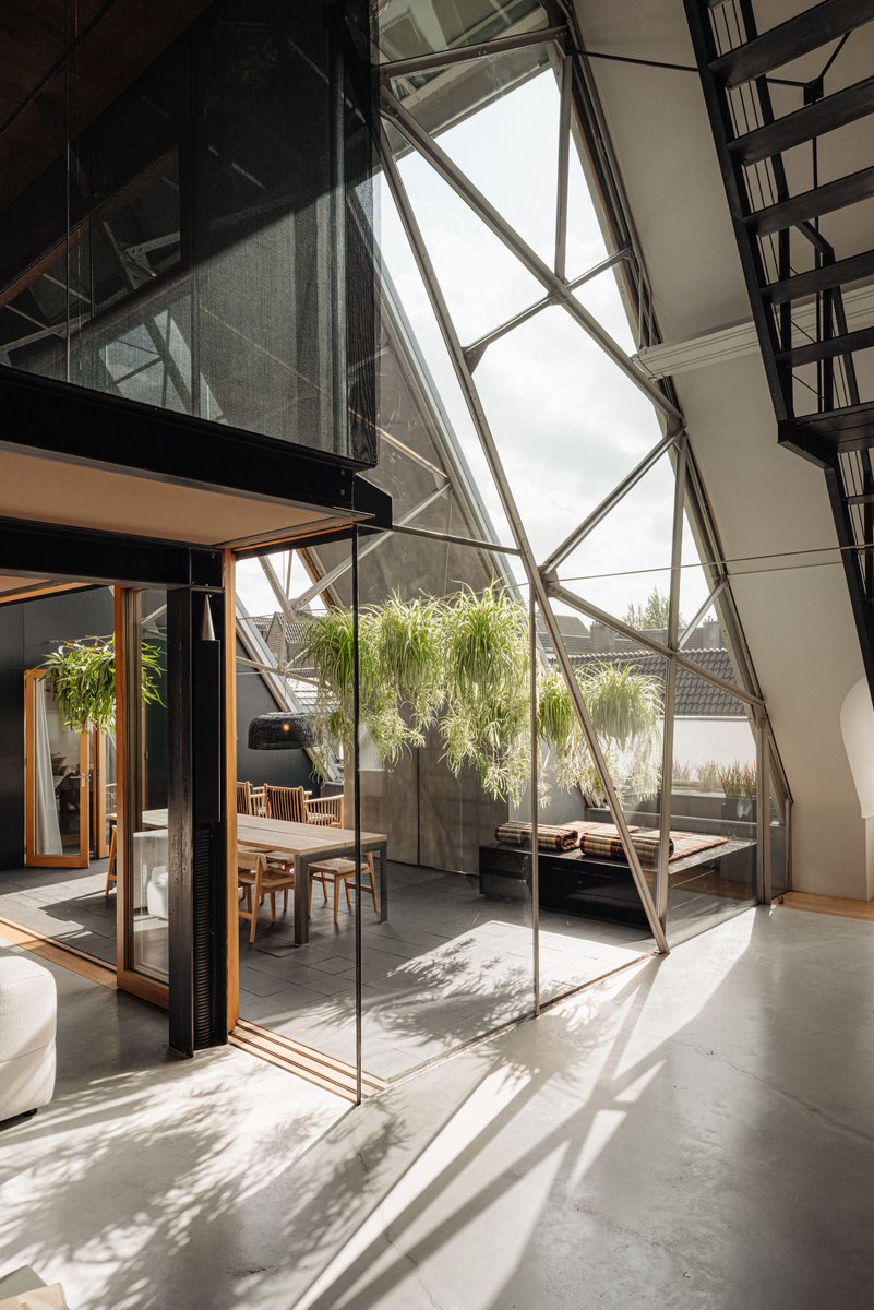 🔍 Zo zien we ze niet vaak, dit prachtige loft kan zo uit een film komen 🎥 Met wie trek jij hier in?👇

Check de prijs en alle foto's hier: t.ly/sSEQ2 

#Binnenkijker #amsterdam #loft #karakteristiek #inspiratie #kerk #wonen #wooninspiratie #Funda #TeKoop