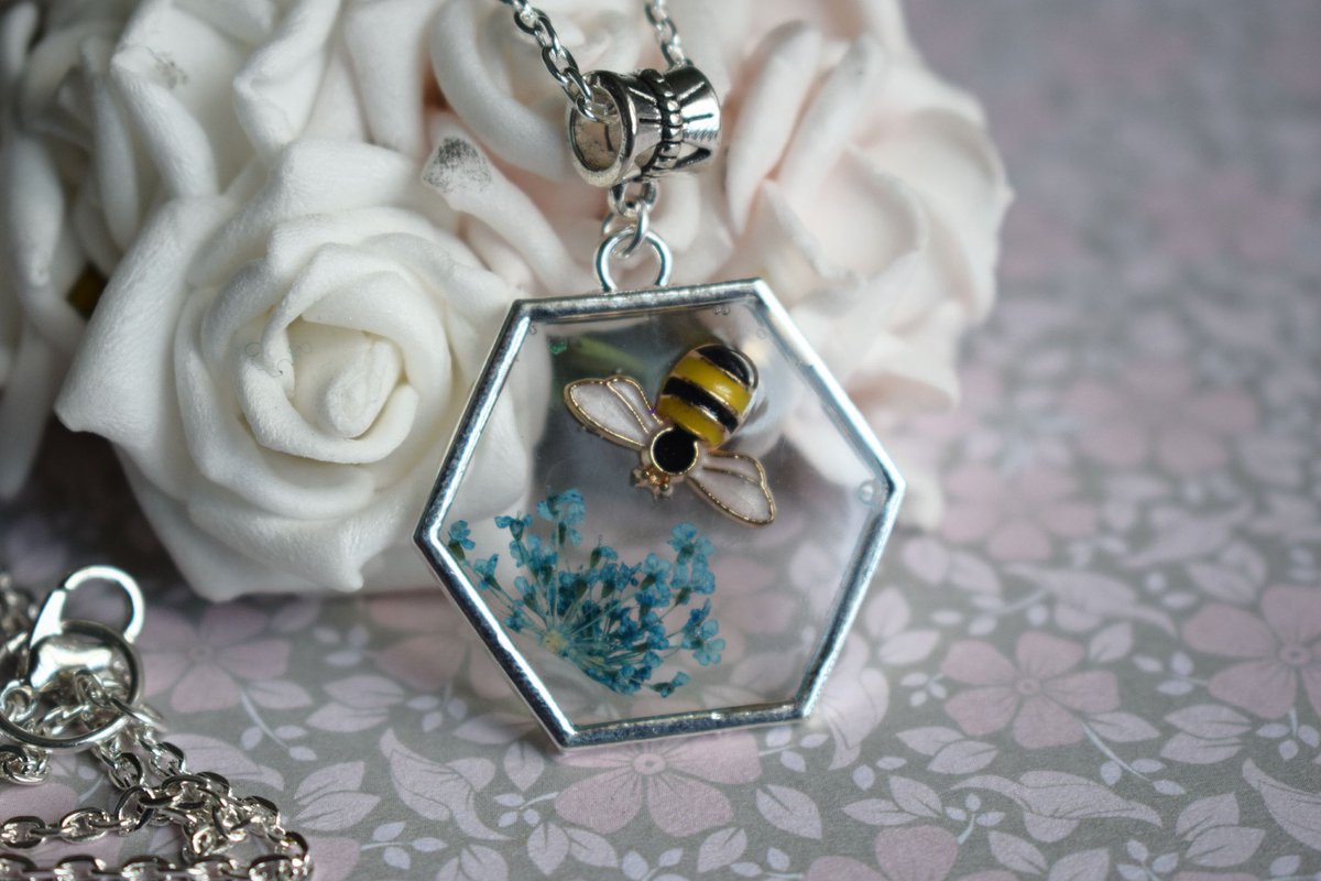 This pretty bee and dried flower necklace is perfect for Spring and Summer!

#bees #necklace #folksyseller #handmadegift 

folksy.com/items/8298668-…
