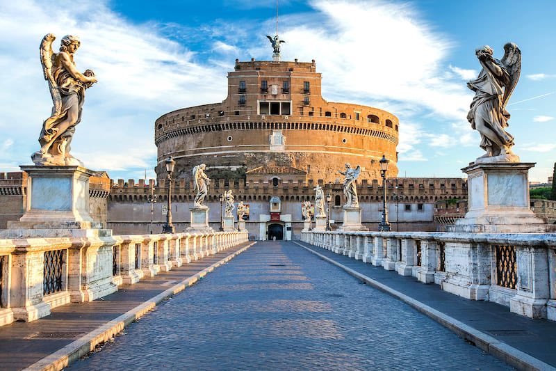 #Rome, #Italy 🇮🇹

#CastelSantAngelo, a monumental fortress and architectural marvel was originally built as a mausoleum for #EmperorHadrian in the 2nd century AD. This imposing structure has served many purposes including as a fortress, prison, and papal residence.