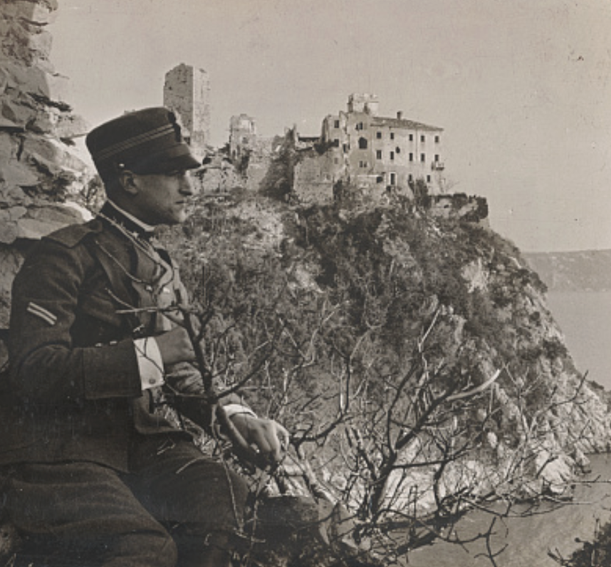 Mooching online for images for something else, and thought it would be nice if the world saw this gem from 1919. It shows Castello di Duino overlooking the Gulf of Trieste, scarred by #WW1. It would also be used as an HQ by the British Army during #WW2 @James1940 (Library of…