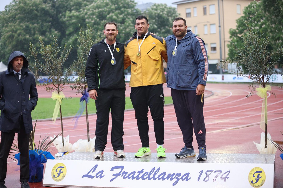 💪 “E pensare che avevo la febbre a 38 da due giorni e mi sentivo un po’ fiacco…” Leonardo Fabbri da sogno a Modena (22,88), premiato dal presidente FIDAL Stefano Mei nella festa per i 150 anni della Fratellanza 1874 👉 bit.ly/4bjC02R Ph. Montanari #atleticaitaliana