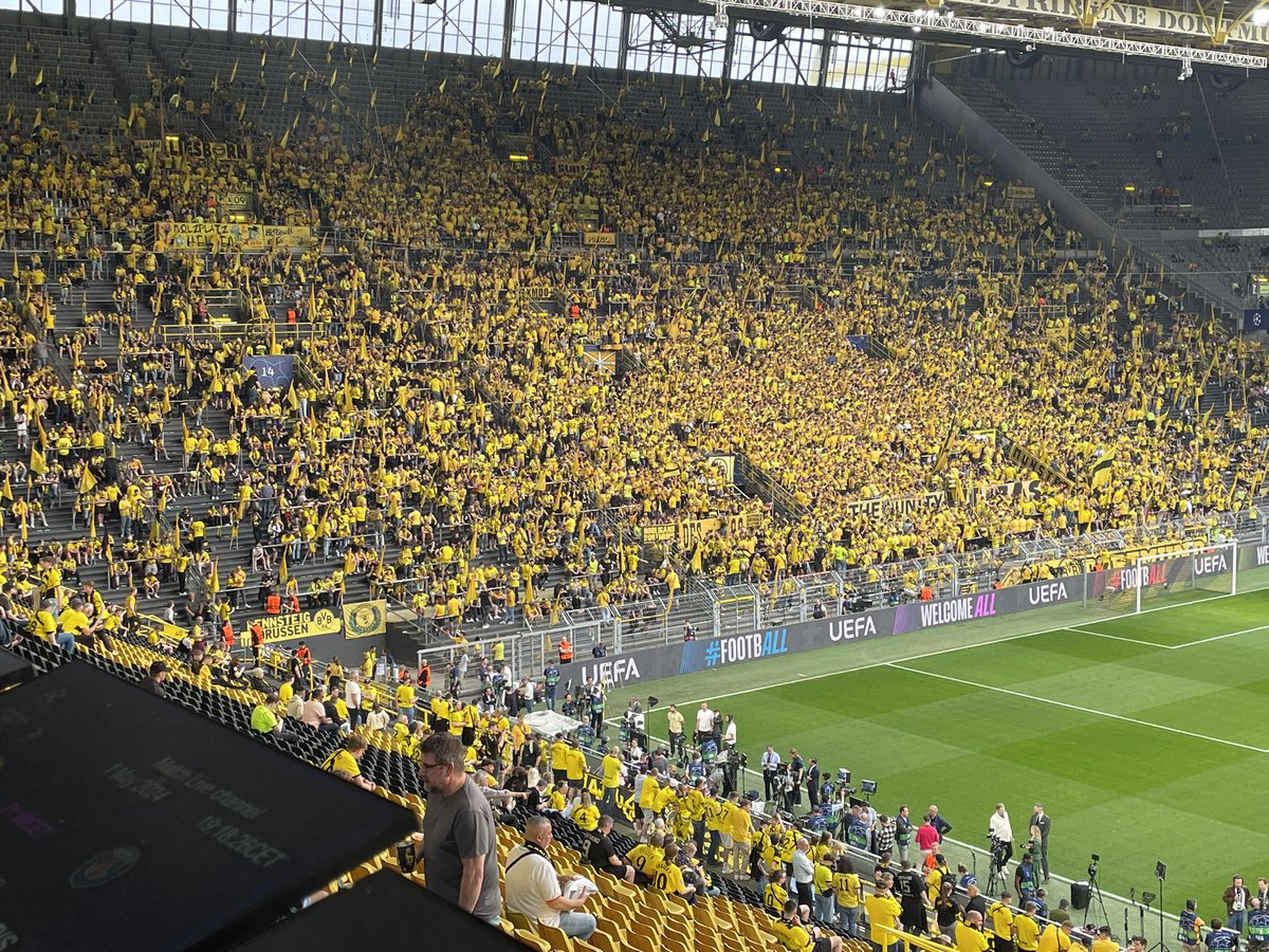 Muro giallo quasi pronto… 😱 #BorussiaPSG #ChampionsLeague @PrimeVideoIT