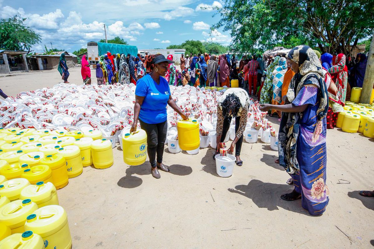 Flooding has had a deadly & devastating impact across much of 🇰🇪 in recent days & weeks. We’ve been working with partners like @UNICEFKenya & @KenyaRedCross supporting victims & distributing supplies in @tanariverkenya. We’re also discussing what more we can do with the 🇰🇪 Gov.