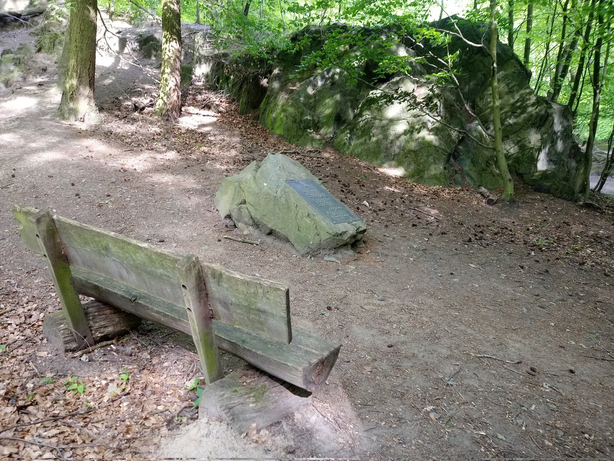 Am Maifeiertag ein Spaziergang auf dem Waldkunstpfad in #Darmstadt zum Turmfest auf der Ludwigshöhe sowie zum Goetheteich und Goethefelsen.