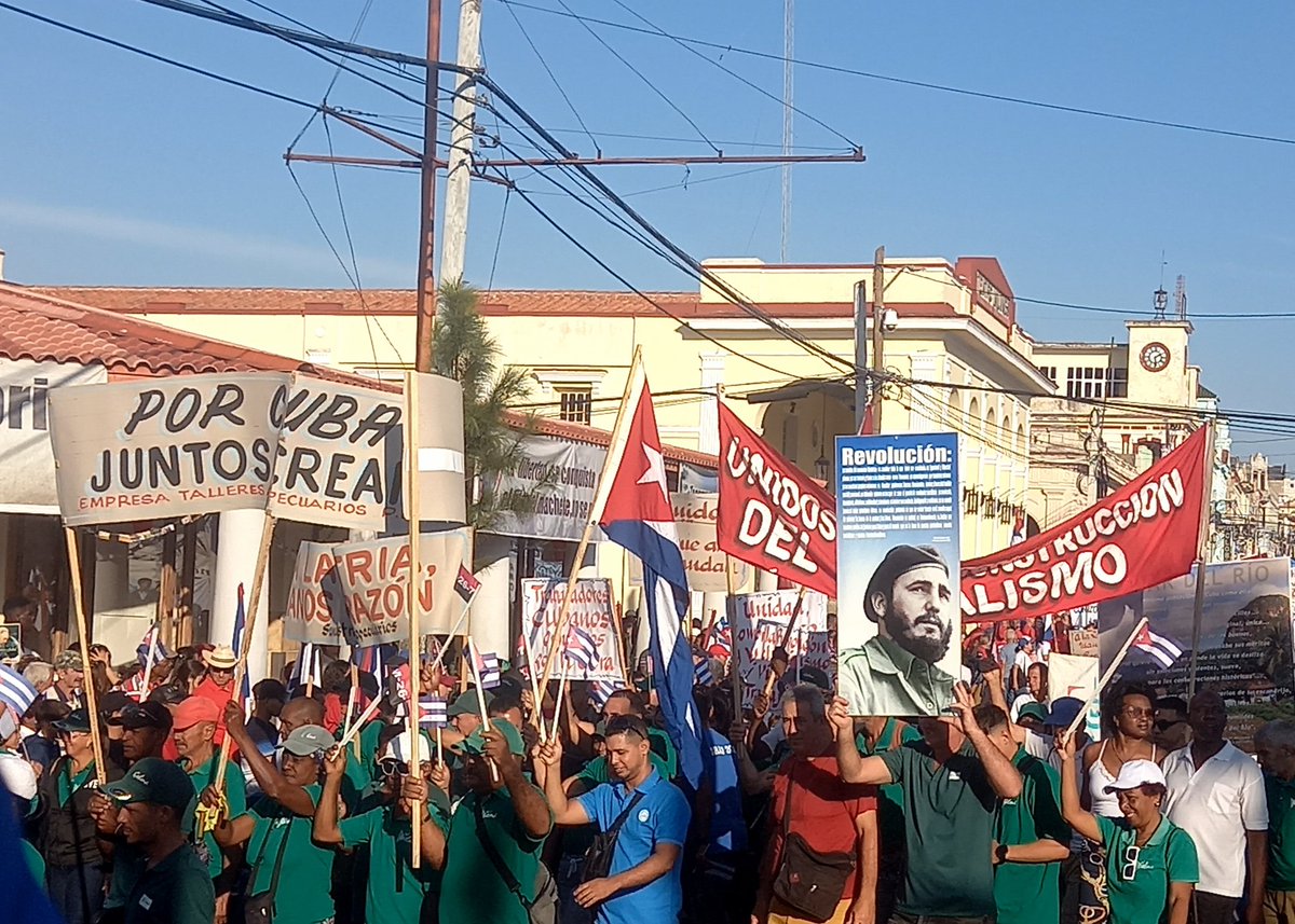 #FidelPorSiempre en el desfile por el #1Mayo. Los trabajadores de la agricultura encabezaron la marcha. #PorCubaJuntosCreamos @DiazCanelB @DrRobertoMOjeda