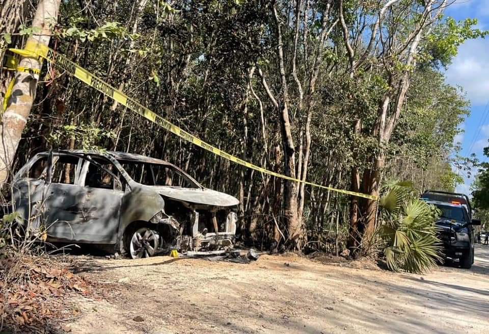#QuintanaRoo Localizan a dos taxistas de #Tulum muertos al interior de un automóvil incendiado  en los límites de Akumal y Solidaridad #PlayadelCarmen 🇲🇽🤠⚫