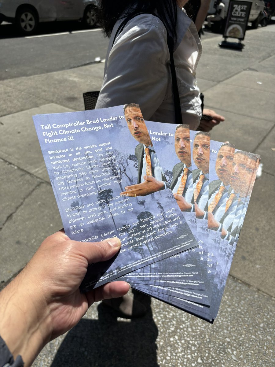 Happy May Day @ UWS Fairway, talking w/NYers about @bradlander, the @NYCComptroller, financing climate destruction -he should move city $$ to cleaner money managers, not the dirtiest ones, @BlackRock & @KKR! All talk, Brad. @BLKsBigProblem @350NYC @riseandresistny @ClimateDEF