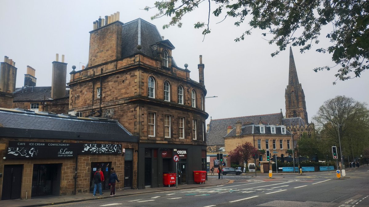 Hazy day, slight haar, but Holy Corner still looking rather handsome 

#Bruntsfield #Edinburgh #Edimbourg #photography #photographie #architecture