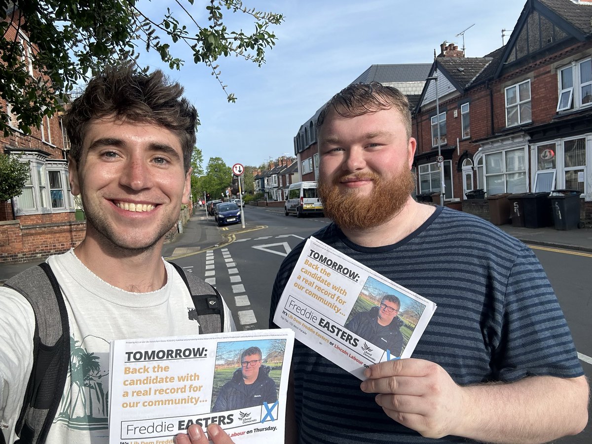 Yesterday @JoshuaConnor99 quit the Labour Party due to Starmer’s shift to the right ❌ Today, he’s out doing eve of poll in a Lib Dem/Labour battleground. Hero!🥇