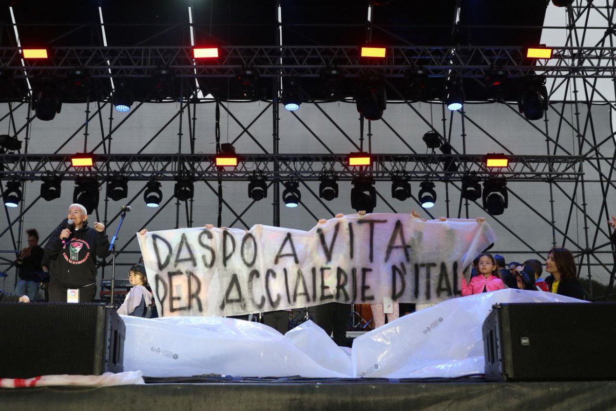 Dalla piazza #unomaggioliberoepensante 
'Daspo a vita per chi ci inquina!' #exIlva #AcciaieriedItalia #Taranto