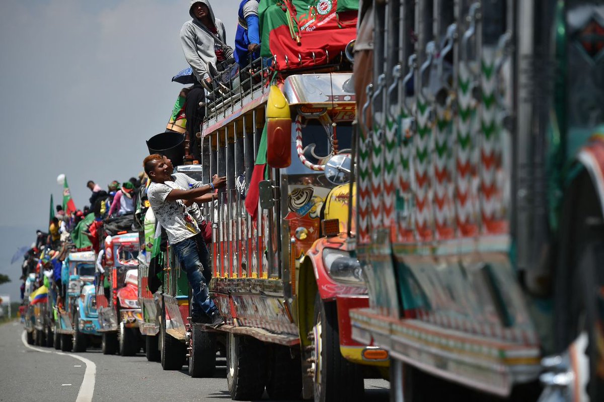 ¿Cómo se compone una marcha Petrista? - 50% Indígenas traídos del Cauca - 20% Empleados públicos obligados - 10% Milicianos encapuchados quemando buses - 10% Feminazis pañuelo verde peli-rosadas grafiteando paredes - 5% Ladrones robando celulares y billeteras - 5% Pueblo