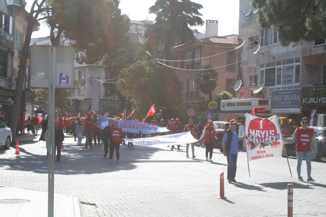 Burhaniye'den üyelerimiz 1 Mayıs alanında! 'Belediye İşçilerinin Eşit Haklar Mücadelesini Yükseltenler Bizleriz'.