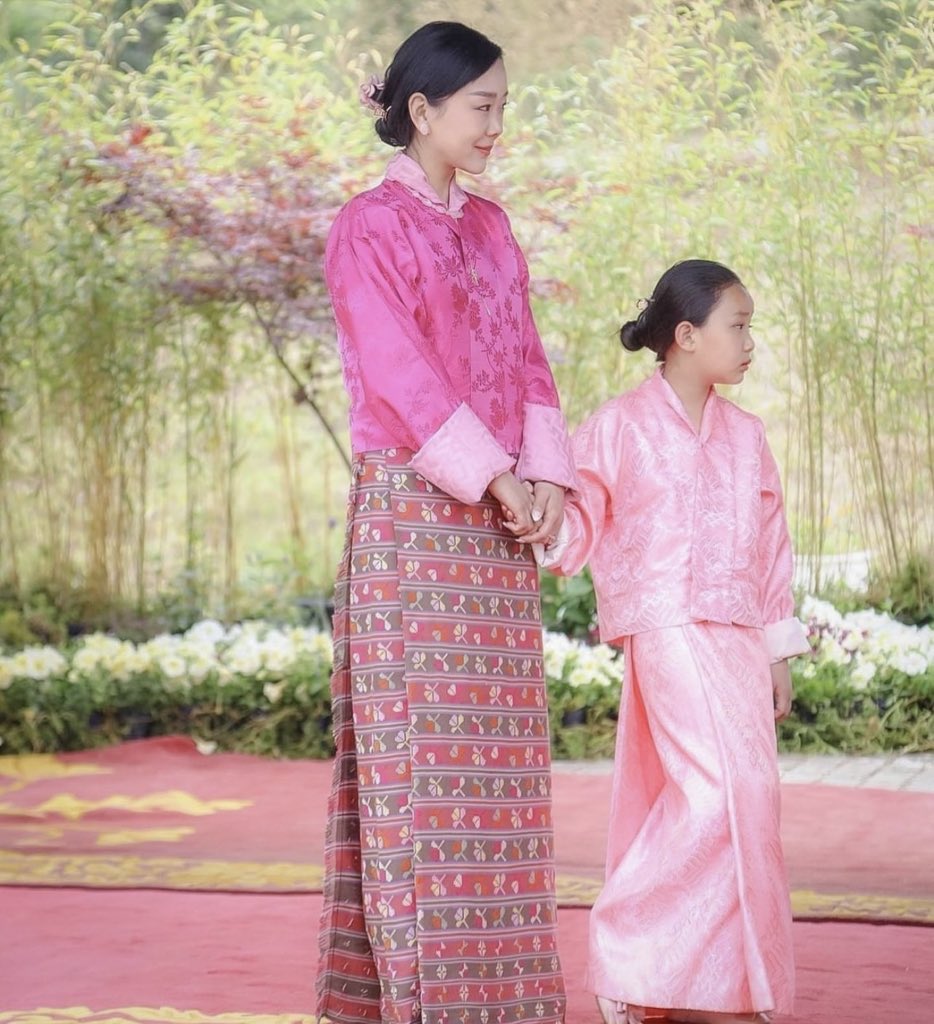 The Queen and the Princesses of Bhutan.

The elegant cultural adornments of the Royal Bhutanese women, an enriched and unique Tibetan-Himalayan aesthetic that’s truly exceptional. 🇧🇹