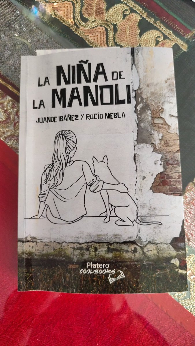 Enganchado a #LaNiñadelaManoli, libro sobre la vida de #RocíoNiebla, escrito con la ayuda de #JuandeIbañez y con prólogo de #kokiSanchez @PlateroEditora