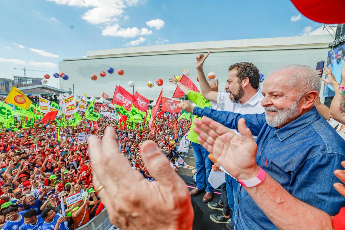 Acreditem com a fé que vocês tem em Deus. Ao fim do mandato, vou olhar para a cara de cada brasileiro e agradecer pela confiança. E vou entregar esse país ainda melhor e mais respeitado no mundo todo. Um abraço. #DiaDoTrabalhador 📸 @ricardostuckert