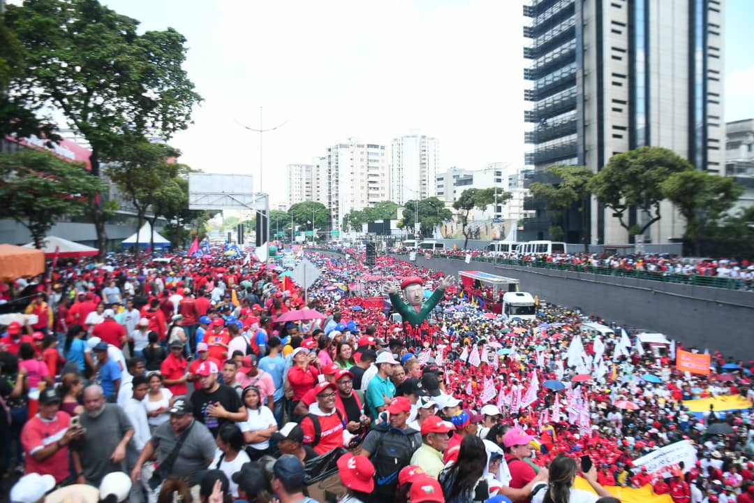 ¡Aquí vamos Nicolás! 📸🥰❤️ Miren estas hermosas imágenes de la movilización de las y los trabajadores. Clase obrera venezolana más valiente y consciente que nunca. @NicolasMaduro @dcabellor #MayoDeTransformación