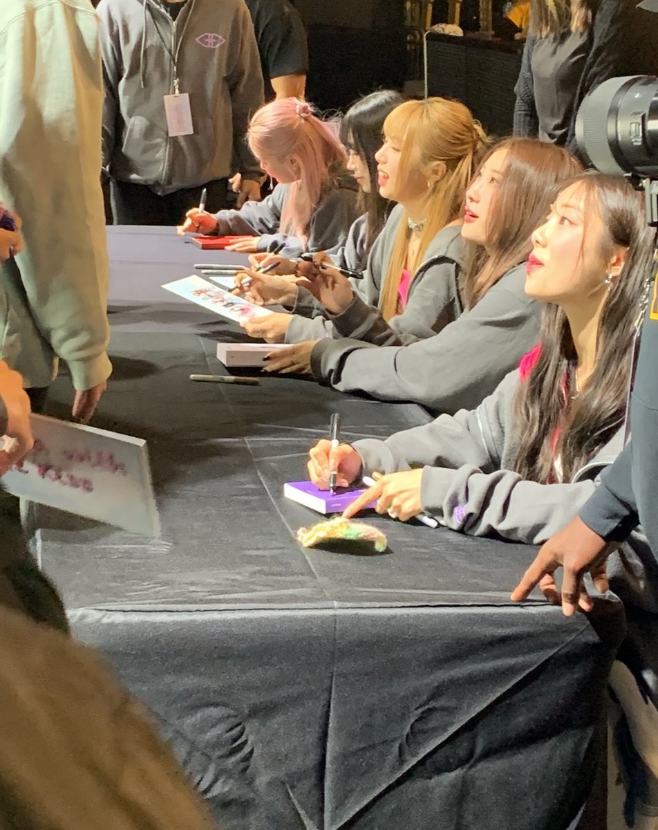 @Cupcakesenpaico @LeoPresents I went to the Festa tour and it was only a few seconds with each! They line everyone up and have the members at a table while they take a second to sign each of our items.