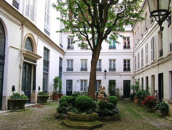 Every apartment complex should have a courtyard. No exceptions.