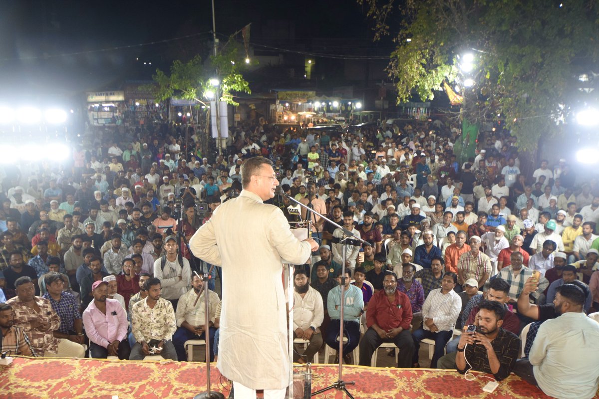 Addressed Grand #Election2024 Public Meeting Today At Near Railway Station, #Yakhutpura Constituency.. @asadowaisi 

#Vote4Kite🪁  #Vote4Right #Vote4AIMIM #Vote4BarristerOwaisi #Elections2024 #LoksabhaElection2024