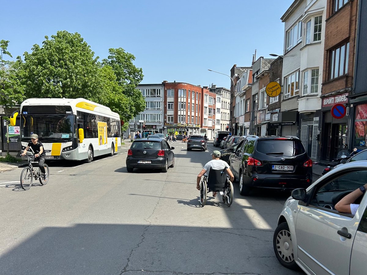 Ruimte voor auto’s vier rijen dik en een bus, maar het voetpad is zo smal en miserabel dat het met de rolstoel gewoon geen optie is. Doe beter @Stad_Antwerpen, ‘t is 2024. #arroganceofspace