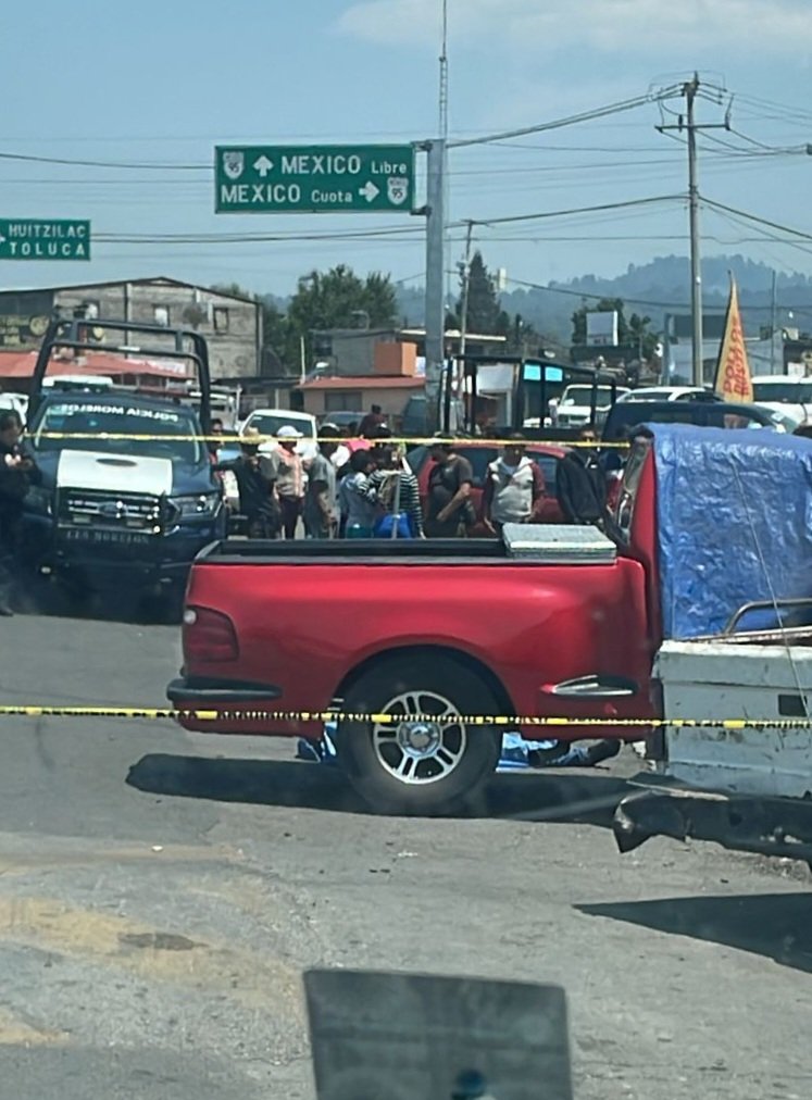 #ULTIMAHORA Mira #Morelos acribillan a tres sujetos de una pick up rojo sobre carr fed Mex-Cva fte a local en poblado de Tres Marías ¿Y cámara #C5 ? ¿Mando Único #PoliciaMorelos? ¿Guardia Nacional? NINGÚN DETENIDO #Huitzilac #Morelos #MorelosAnfitrionDelMundo #NiUnVotoAMorenaYMC