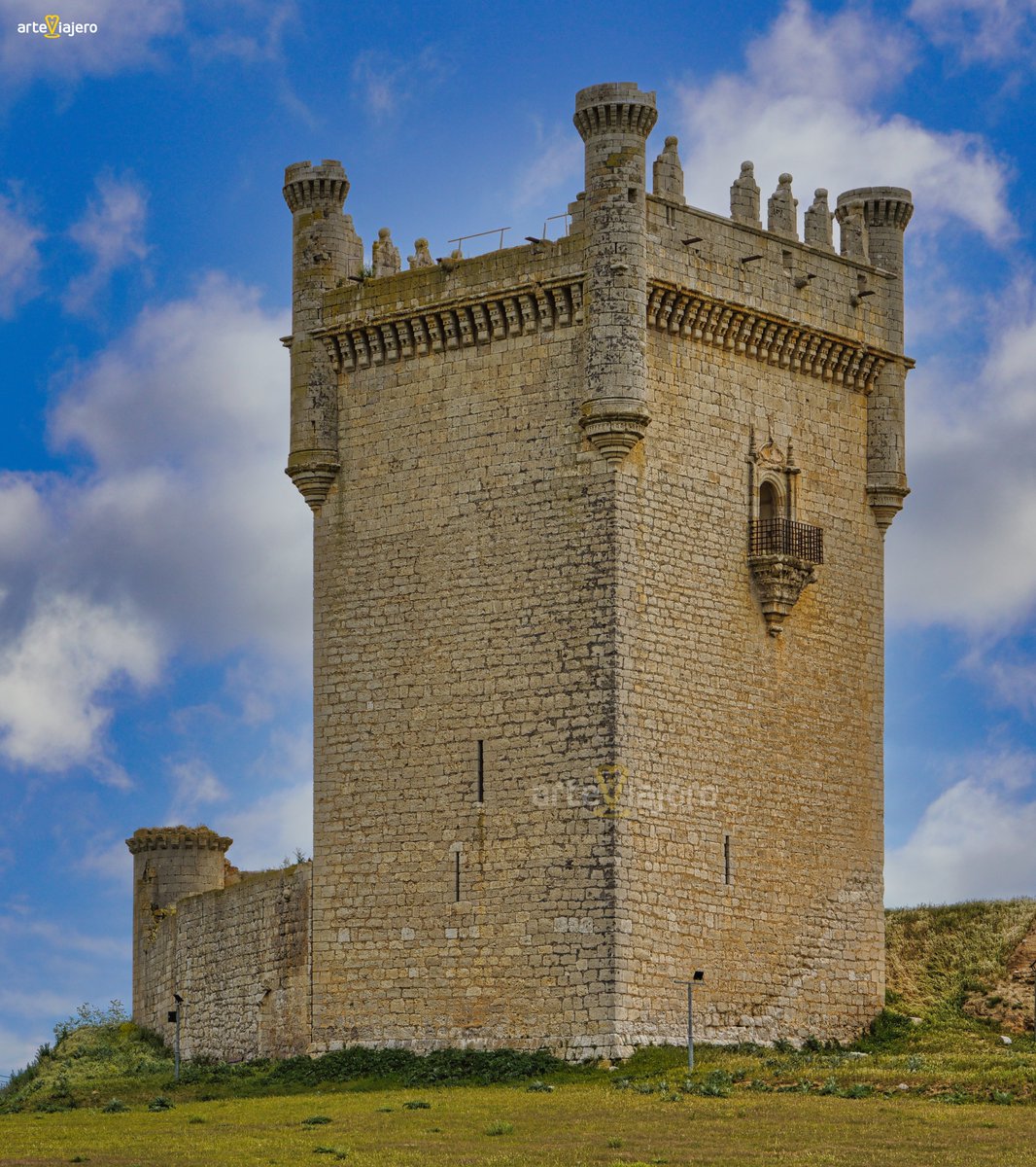 El Castillo de Belmonte de Campos (Palencia) presenta una bellísima torre del homenaje construida entre los S. XV y XVI. Su arquitectura es elegante y en ella se pueden apreciar elementos góticos y renacentistas #FelizMiercoles #photography #travel