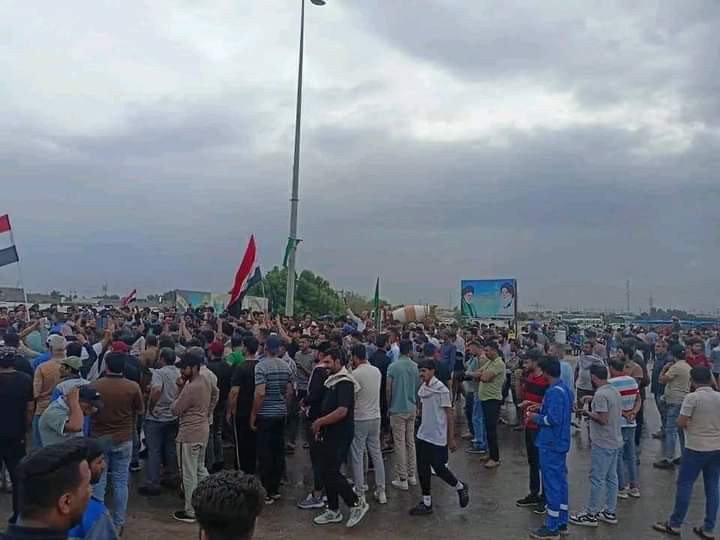 تظاهرات سلم الرواتب. لموظفي العراق. 
الحرامي والمستفاد. ماطلع وياهم! طلع بس الراتبه قليل وعيشتة صعبه لذالك 
تشوفهم قلة قليلة و هاي حقيقة العراقي انطية راتب زين واخذ وطنه..
اگطع الراتب عليه. راح يتذكر عنده وطن. 

صدقت  ياابئ الحسن. بس انت تعرف اهل العراق ويستحقون وصفتهم به