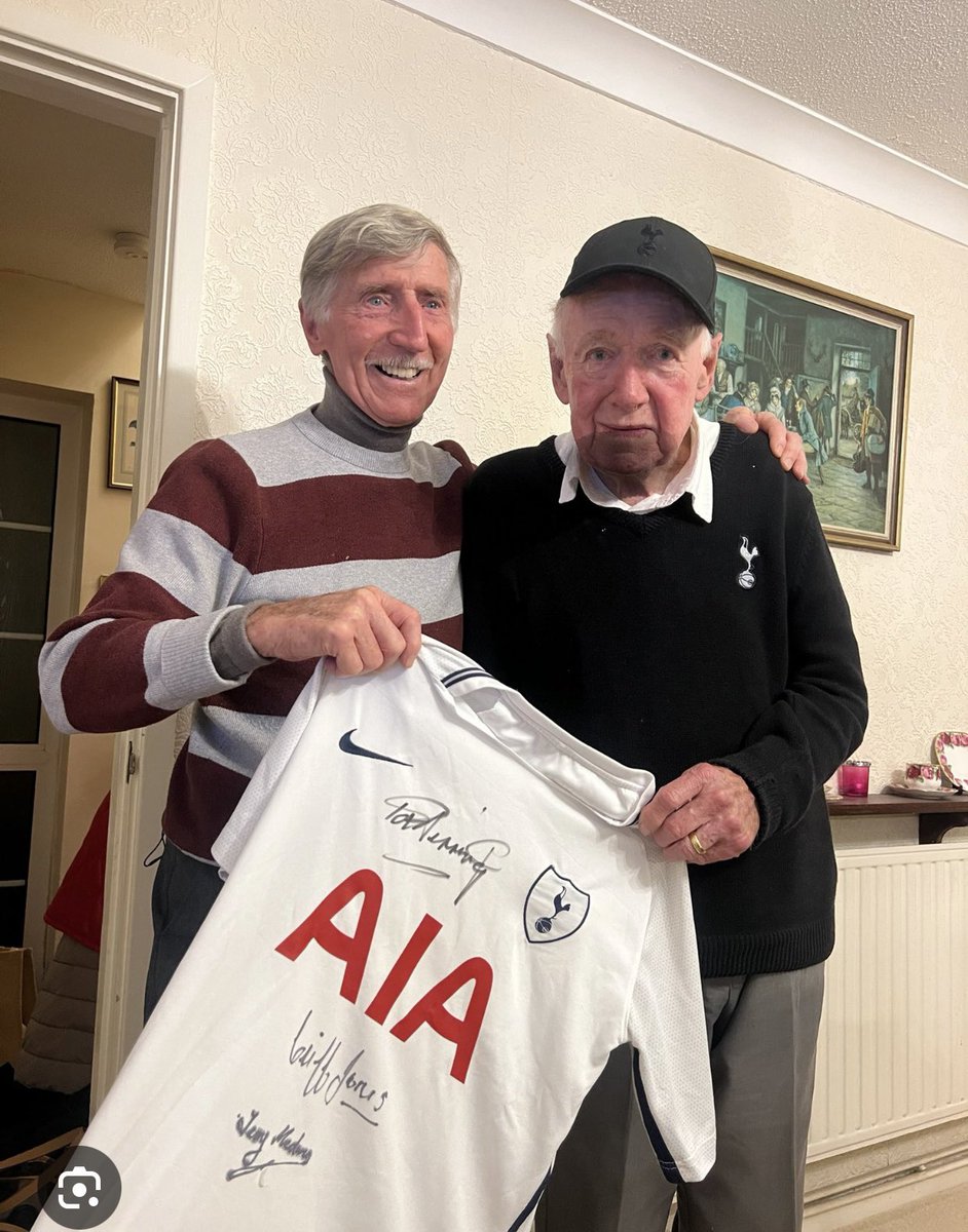 Cliff_Jones11's tweet image. Very sad news that my life long friend & @SpursOfficial , @FAWales teammate Terry Medwin has passed away. We shared so much success with club & country & we were brothers. Love & condolences from the Jones family x