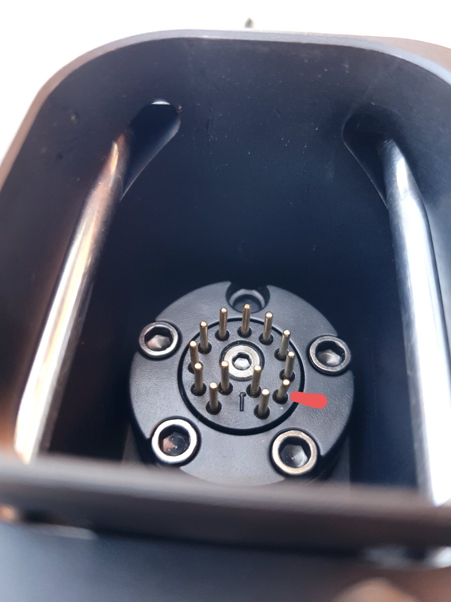 @fanatec my steering wheel v2.  5x it disconnects from the club sport dd+ and I have noticed that there is a shorter pin than the others, I don't know if Fanatec repairs products out of warranty, I hope that I have only had the new base for 2 months.