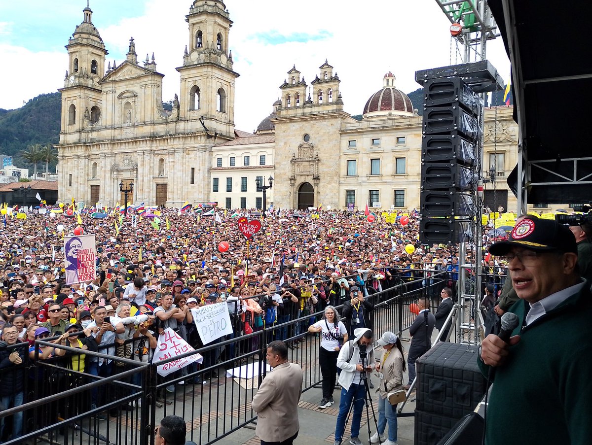 .@petrogustavo desde la tarima de las centrales obreras en la Plaza de Bolívar de Bogotá exalta a los trabajadores en su día el 1° de mayo y reconoce la necesidad de derechos para el pueblo. Sí a las reformas sociales, no al golpe de estado. @cutcolombia @CGTCol @ctccolombia