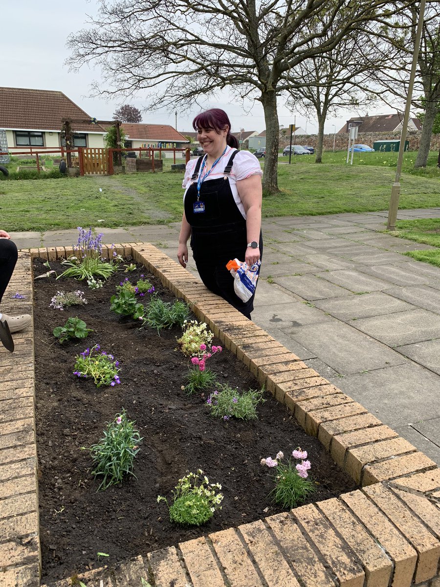 Great see gill out with the P6 youth club @Pans_CC planting 🌺🌷🌻 again tonight! #Youthworkworks