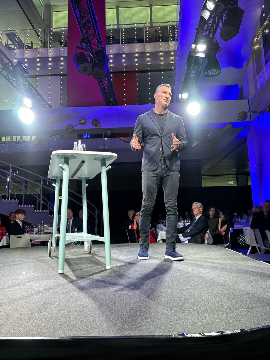 KaiDiekmann's tweet photo. “You are part of us and we are part of you! Wake up! The war can knock on your door as well!“ Große Rede von @Klitschko zum Freiheitskampf der Ukrainer gegen Putins Russland! @SG__Symposium #53sgs #StGallenSymposium #ConfrontingScarcity https://t.co/VX5zgbiBT1