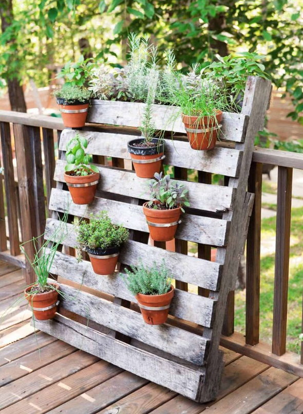 Spruce up your backyard with Pallet Gardens! 
 
These are not only practical but also super easy to create. Simply repurpose an old pallet, fill it with soil, and plant your favorite herbs, flowers, or vegetables! 

#PalletGarden #DIY #GreenLiving #BackyardIdeas #Springtime