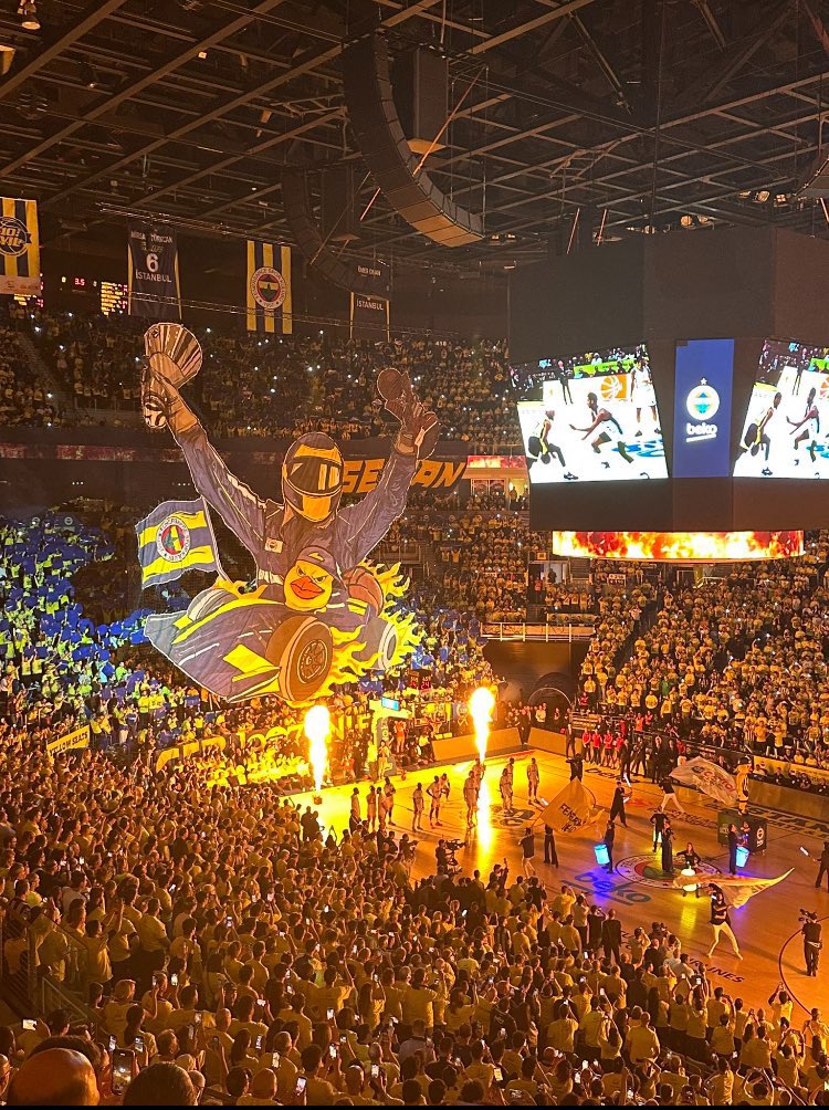 Colpo d’occhio stupendo a Istanbul con 14.000 tifosi vestiti di giallo. I tifosi del Fenerbahce stasera hanno deciso di dedicare la coreografia ad Ayrton Senna a 30 anni dalla sua scomparsa.
#euroleague #eurolegatipo