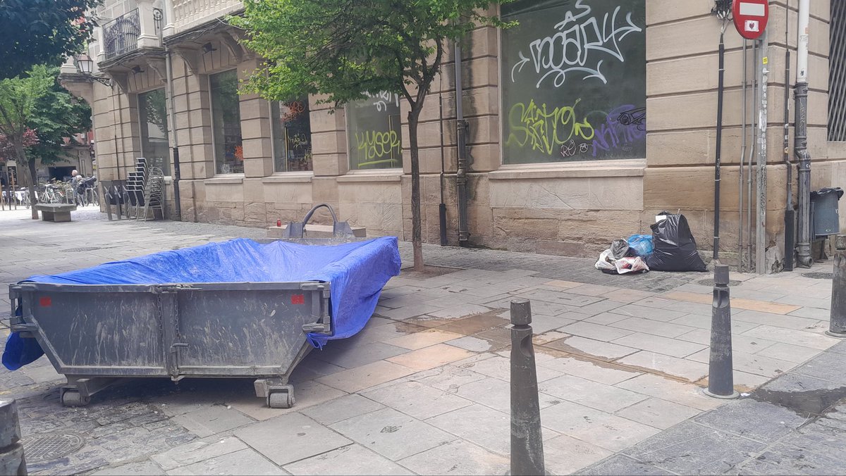 'Excéntrico Concéntrico'. Óleo sobre lienzo.

En la obra podemos encontrar elementos de terraza ocupando un espacio público que no corresponde, un contenedor abandonado hace días, y... Basura.

Obra típica habitual del paisaje urbanístico de #Logroño. 

@AytoLogrono #cascoantiguo