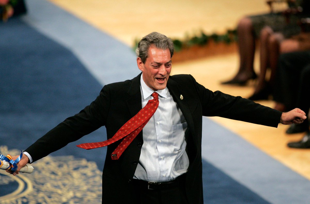 Paul Auster celebrando tras recibir el Premio Principe de Asturias.