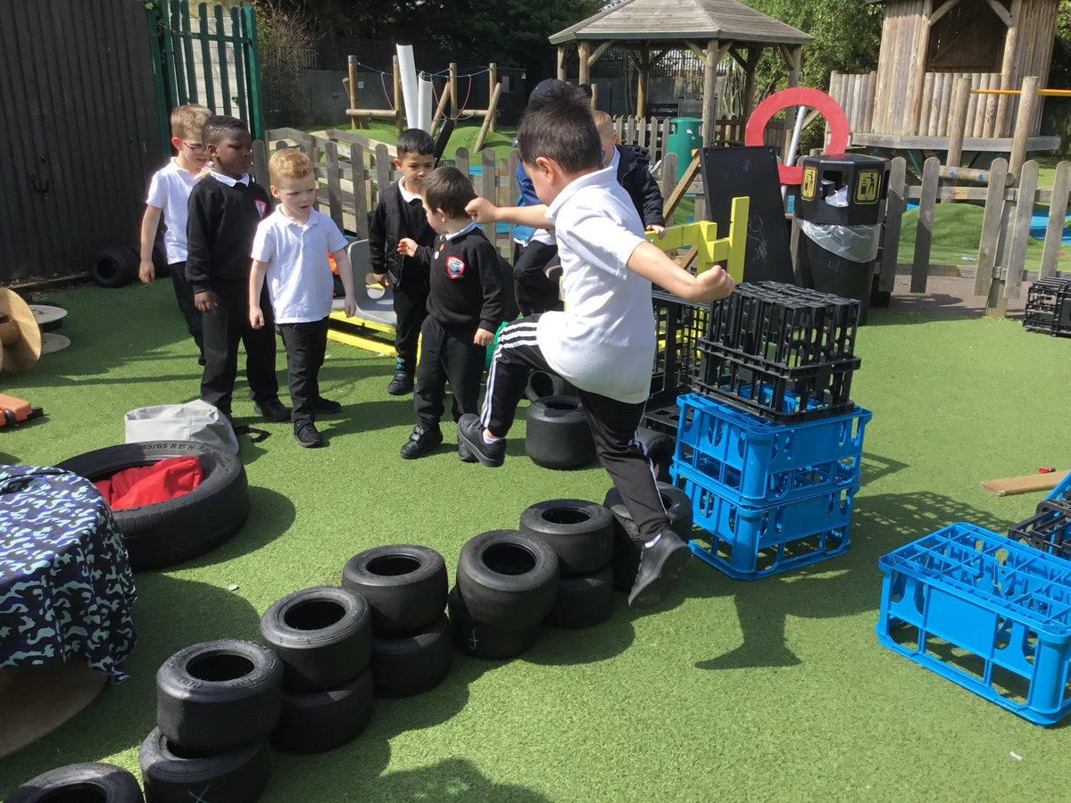 The wonderful thing about our builders yard is that the play opportunities are endless! These tyres have been used in so many different ways and we love to see their imagination and creativity coming out!🏃‍♂️🛞