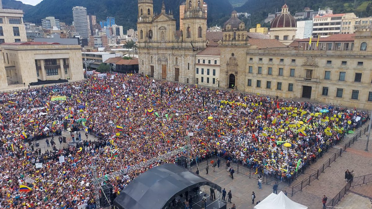 Hace una semana, hubo unas marchas en Colombia. Pedían la vuelta de la derecha al poder. El presidente Gustavo Petro las aceptó, dijo que estaba muy bien protestar, pero que la gente saldría hoy a mostrar que el apoyo popular al gobierno es enorme, muchísimo mayor. Recordemos:…